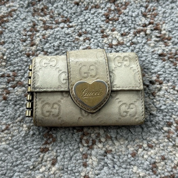 GUCCI Heart Leather Embossed 6 Key Holder Guccissima Beige Gold - Picture 1 of 7